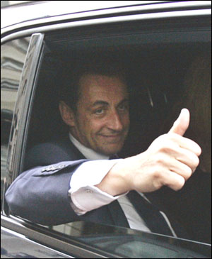 [1년 전 - 좋았던 시절] 2007년 5월 6일 결선투표에서 루아얄 후보를 제치고 프랑스 대통령에 당선된 사르코지 후보. 출구조사 결과 발표 직후 당사를 떠나며 엄지손가락을 들어올리고 있다.